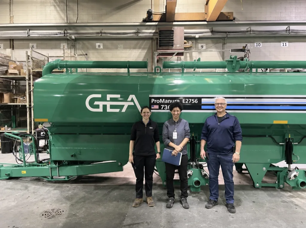 Visite de l’usine GEA Farm Technologies de Drummondville, devant une citerne ProManure E2756