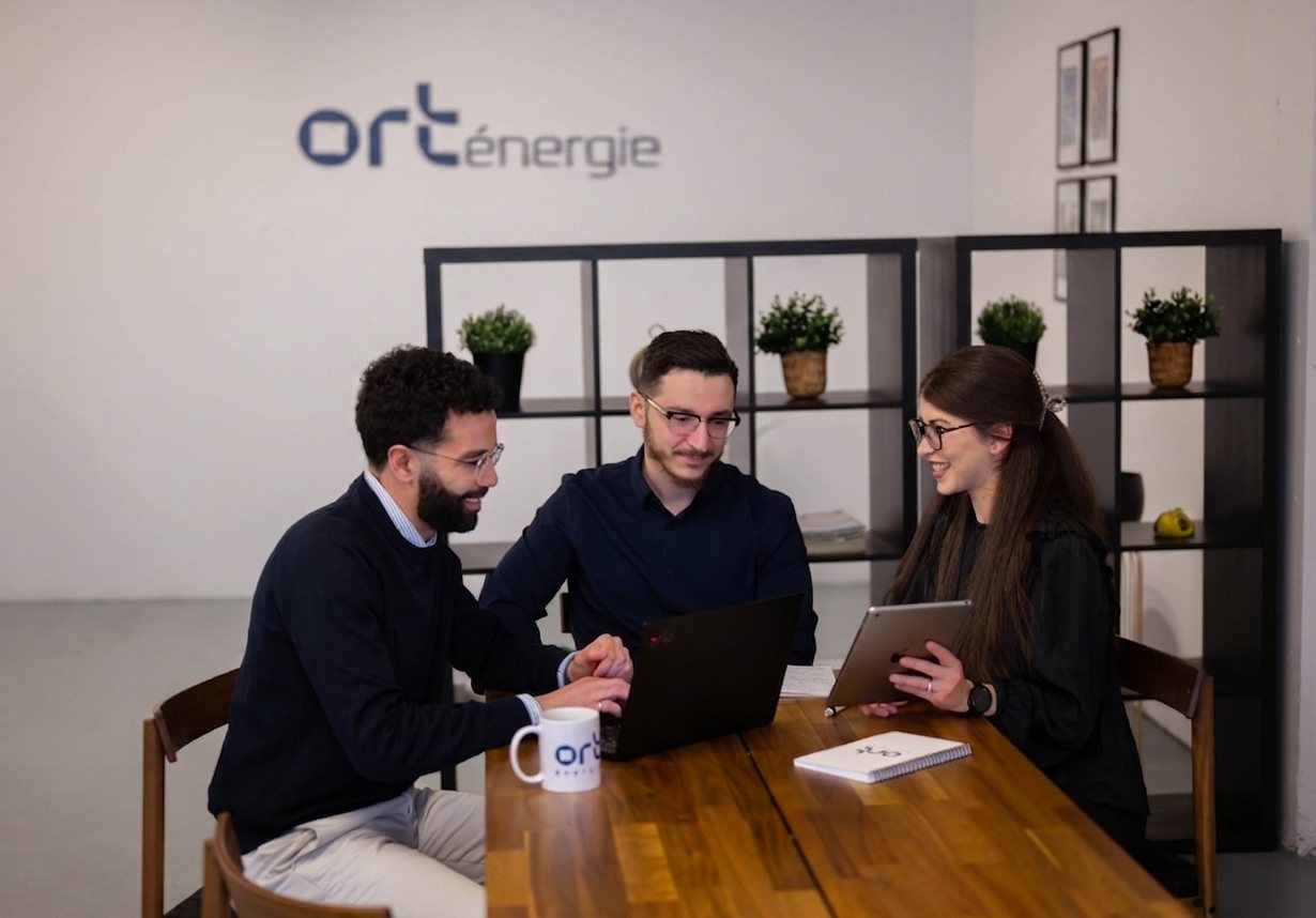 Trois membres de l’équipe d’ORT Énergie autour d’un ordinateur portable