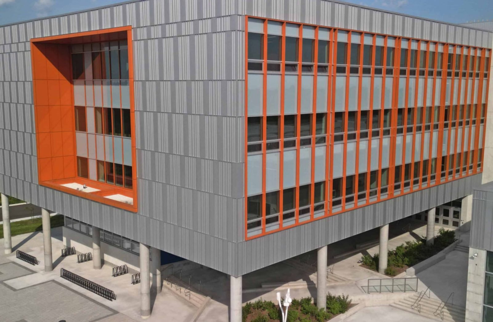 Nouvelle école secondaire à la façade grise et orange