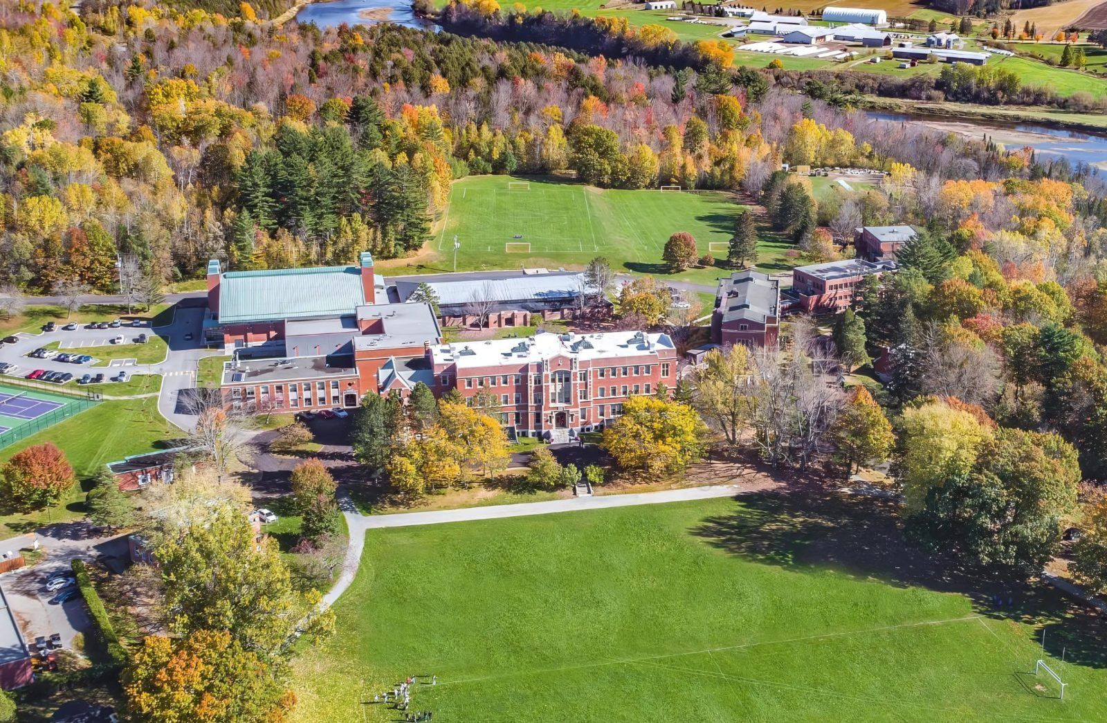 Vue aérienne du campus du Bishop's College School